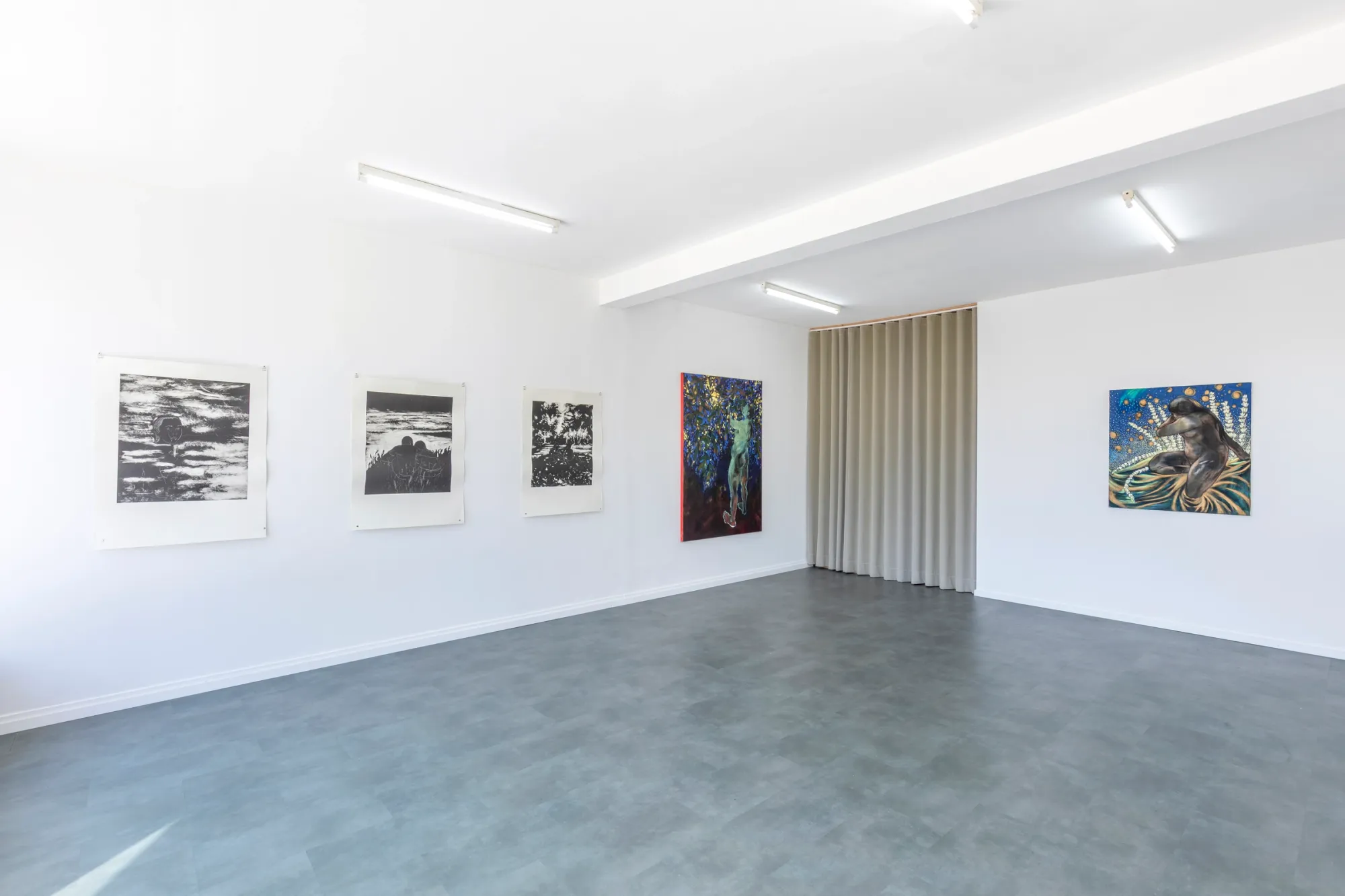Exhibition review of Candy Bassas: dancing lights at Galerie Mellies, Detmold, 2026. Long white room with monochrome prints and two paintings.