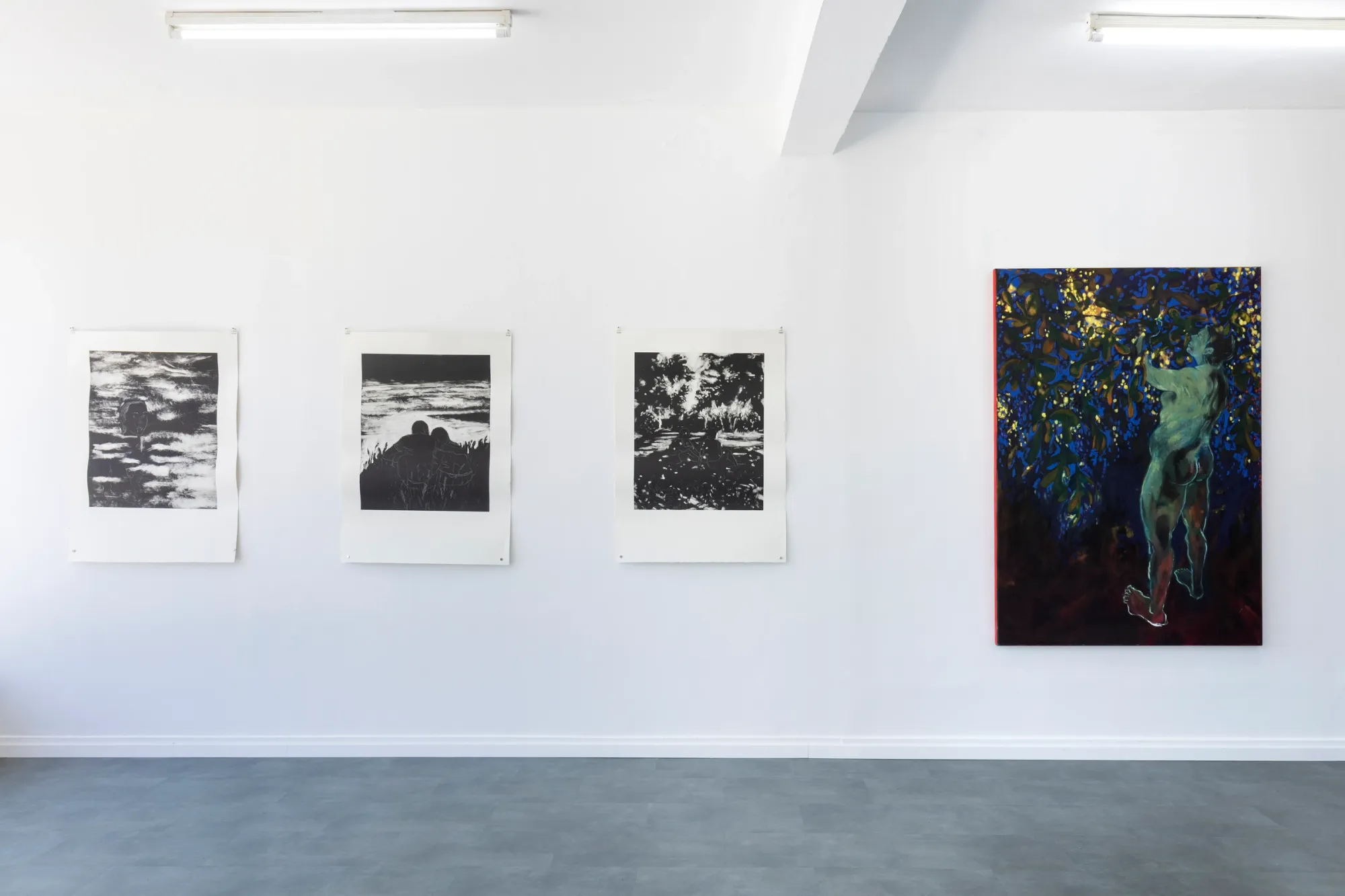 Exhibition review of Candy Bassas: dancing lights at Galerie Mellies, Detmold, 2026. Three black and white works on paper next to a dark blue figure painting.