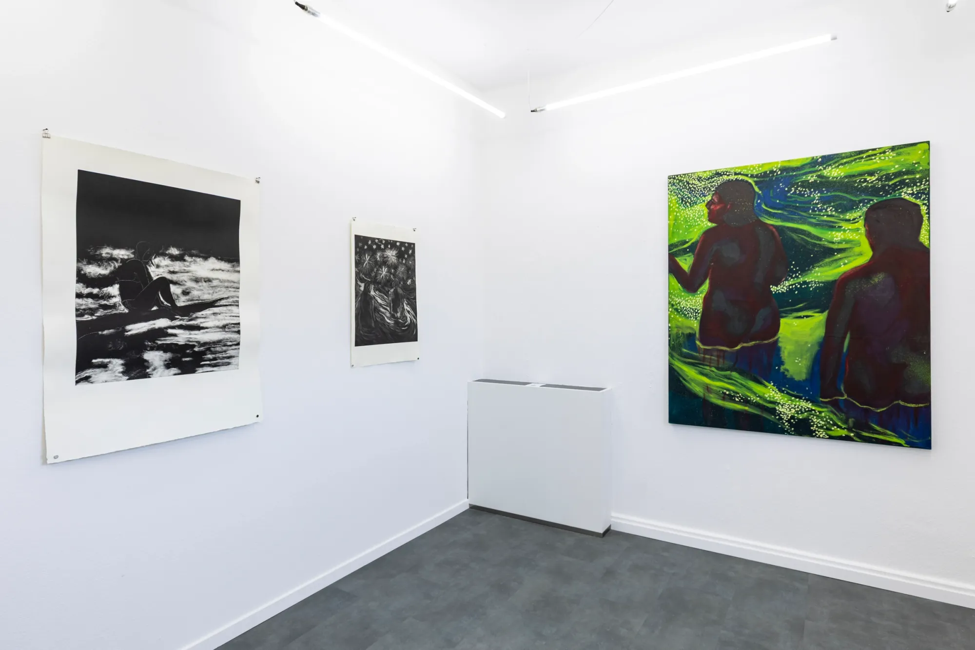 Exhibition review of Candy Bassas: dancing lights at Galerie Mellies, Detmold, 2026. Corner with monochrome works on paper and a green painting of two bathers.