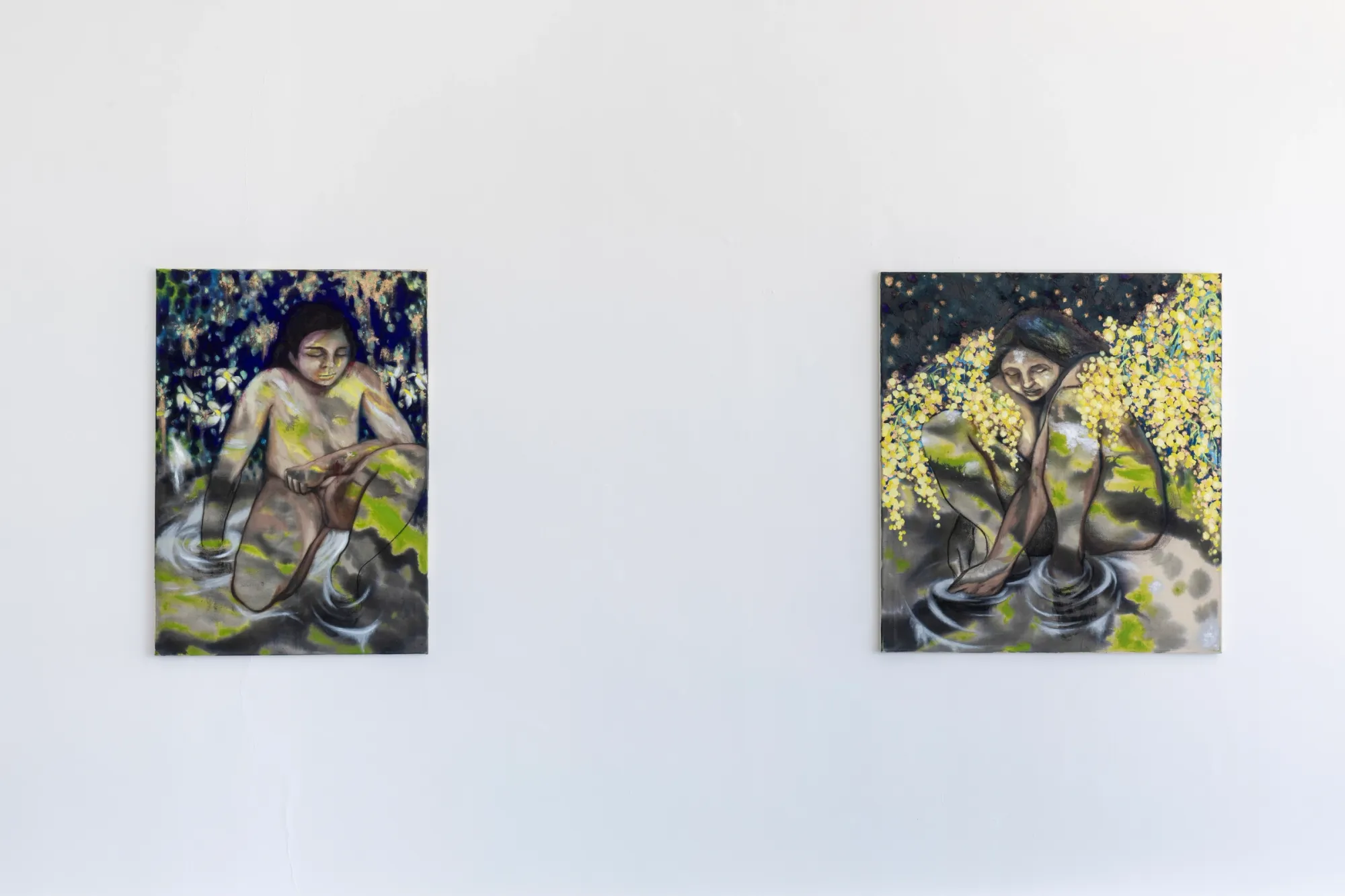 Exhibition review of Candy Bassas: dancing lights at Galerie Mellies, Detmold, 2026. Two paintings of seated bathers in yellow green light on a white wall.