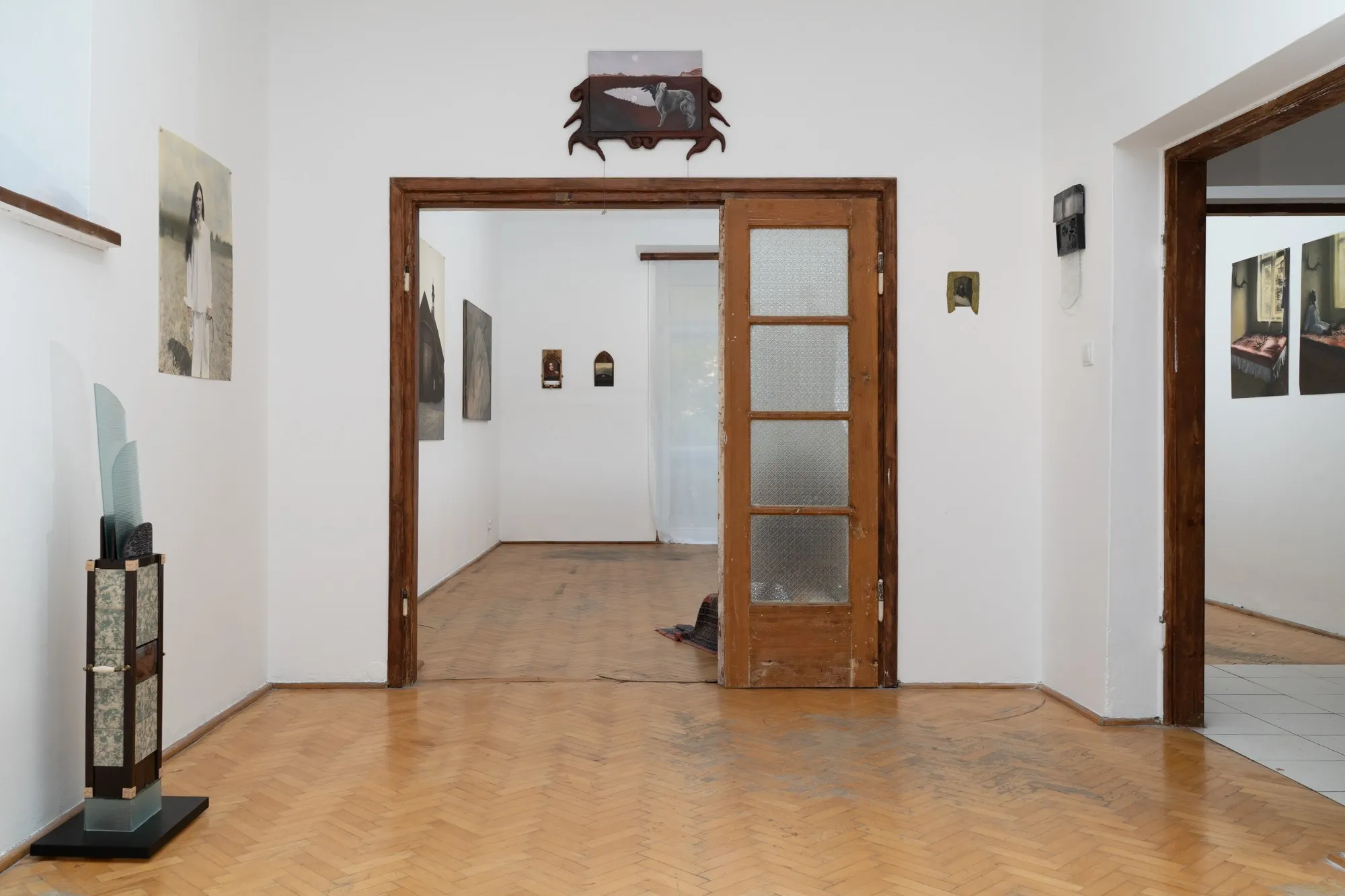 Gutkowska, Szablak, Wierzbicka, Woroszył, MISE EN, Warsaw: wooden doorframe opening onto a parquet room