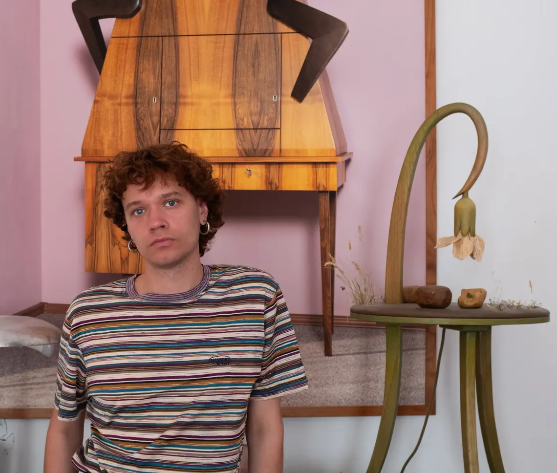 Tobias Izsó, portrait, best of Contemporary Artist 2024, sculpture, textile, form and philosophy, profile