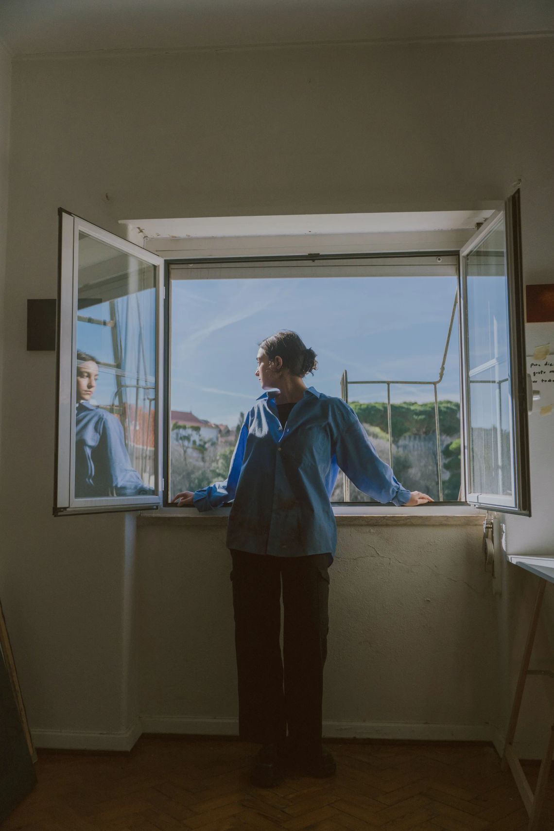 Maria Luz, Portuguese artist based in Lisbon, working in painting and film photography; feature on her practice of capturing everyday objects through light and color.