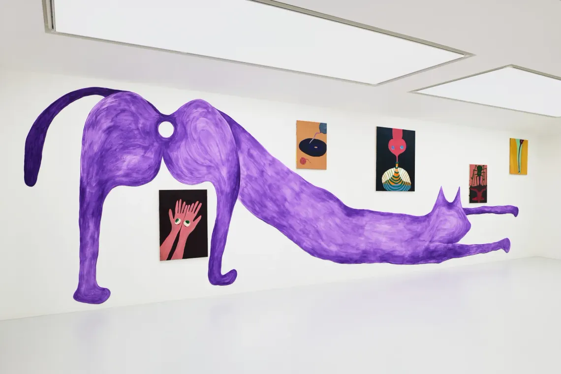catapult contemporary Exhibition review of Kallirroi Ioannidou: Galvanizing Memories at Kallmann-Museum, Ismaning, 2026. A purple mural of a cat stretched across a gallery wall,