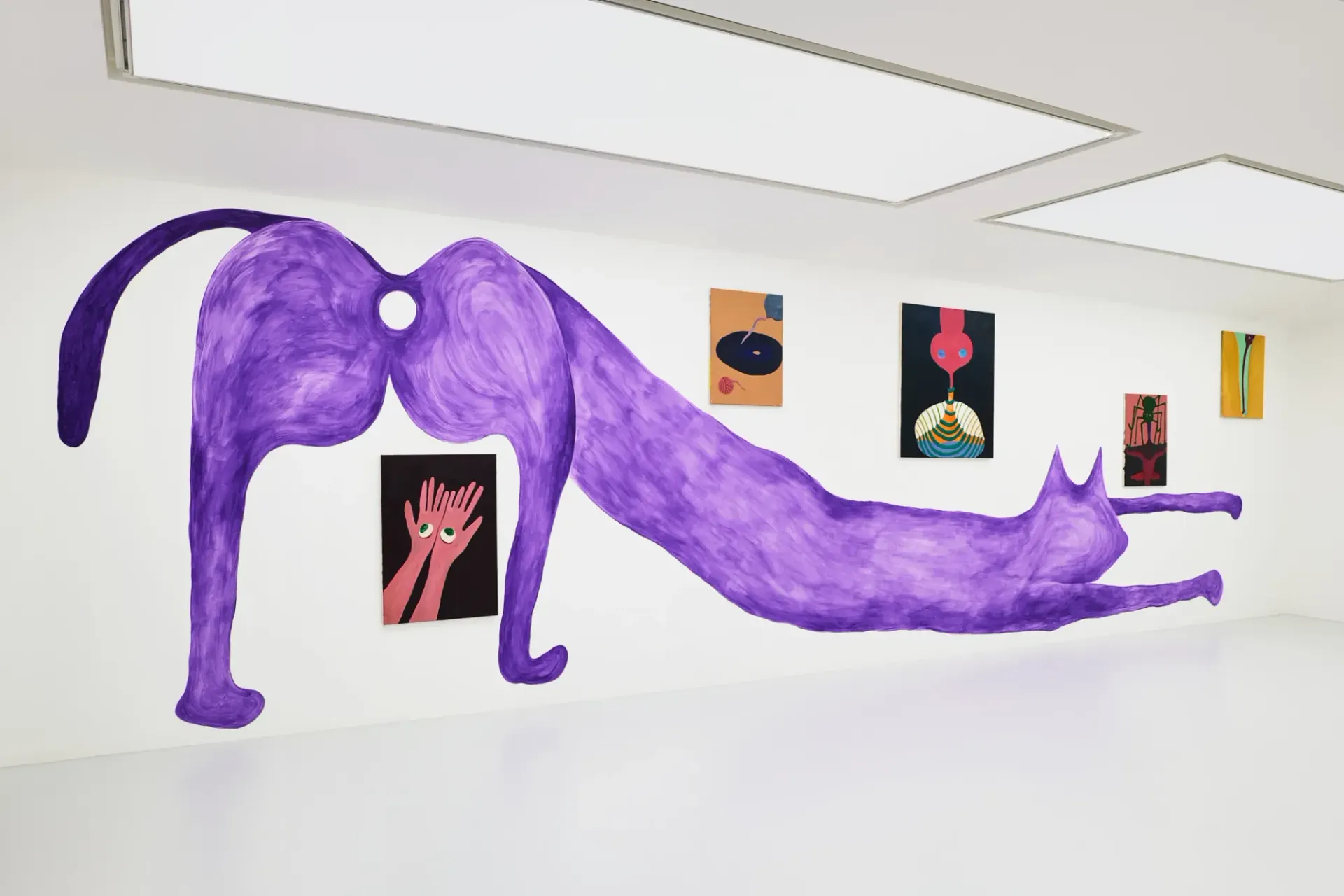 catapult contemporary Exhibition review of Kallirroi Ioannidou: Galvanizing Memories at Kallmann-Museum, Ismaning, 2026. A purple mural of a cat stretched across a gallery wall,