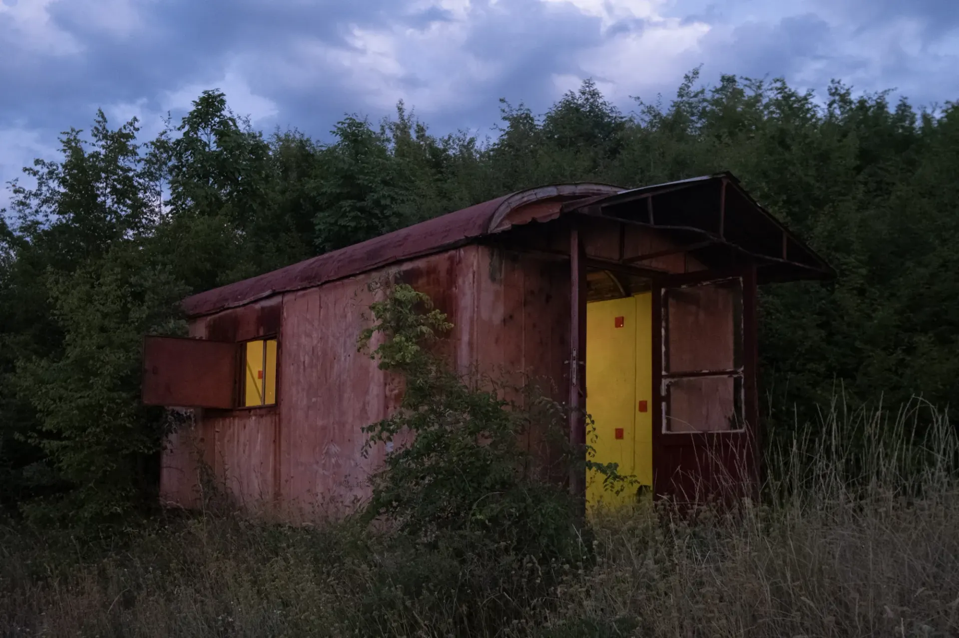 Catapult contemporary art platform Exhibition review of Tsvetomira Borisova: A Hot Day at lo3eto, Vetren dol, 2026.