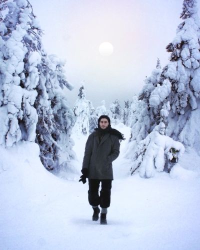 Andreas R Andersson walking through snow covered forest, Arvidsjaur 2023, portrait, winter landscape, Photo by Mikael Andersson