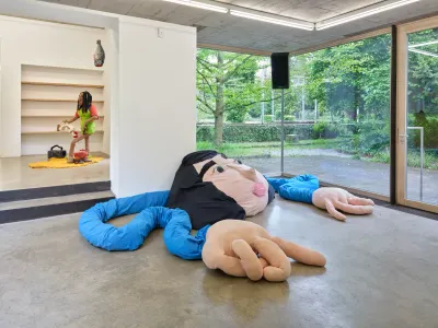 Elen Braga, Ich bin wie du, NAK Neuer Aachener Kunstverein, Aachen, 2026, foyer with oversized fabric head Bababuá and textile sculpture of grandmother