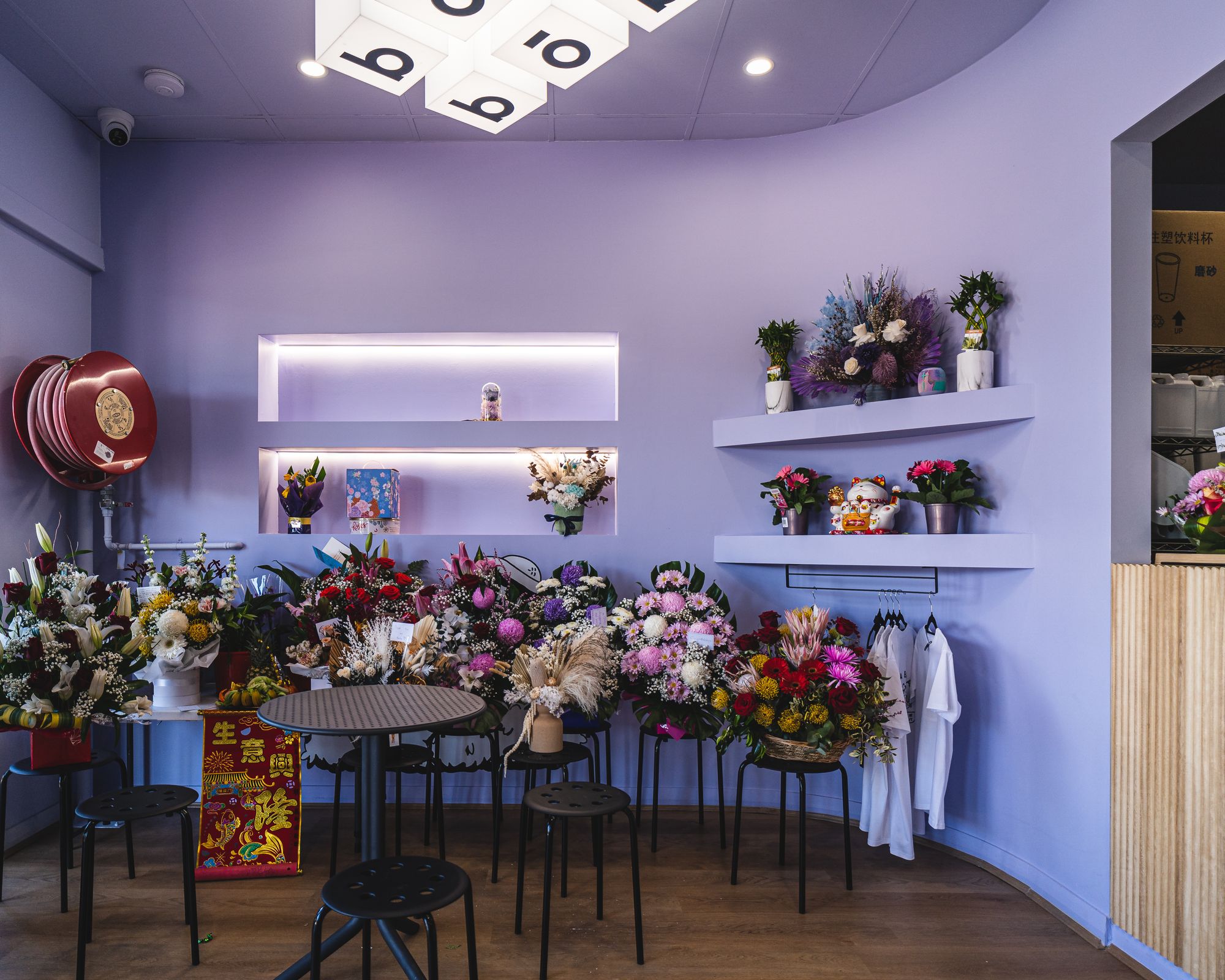 Bobaboba Belmont interior showing lots of flowers