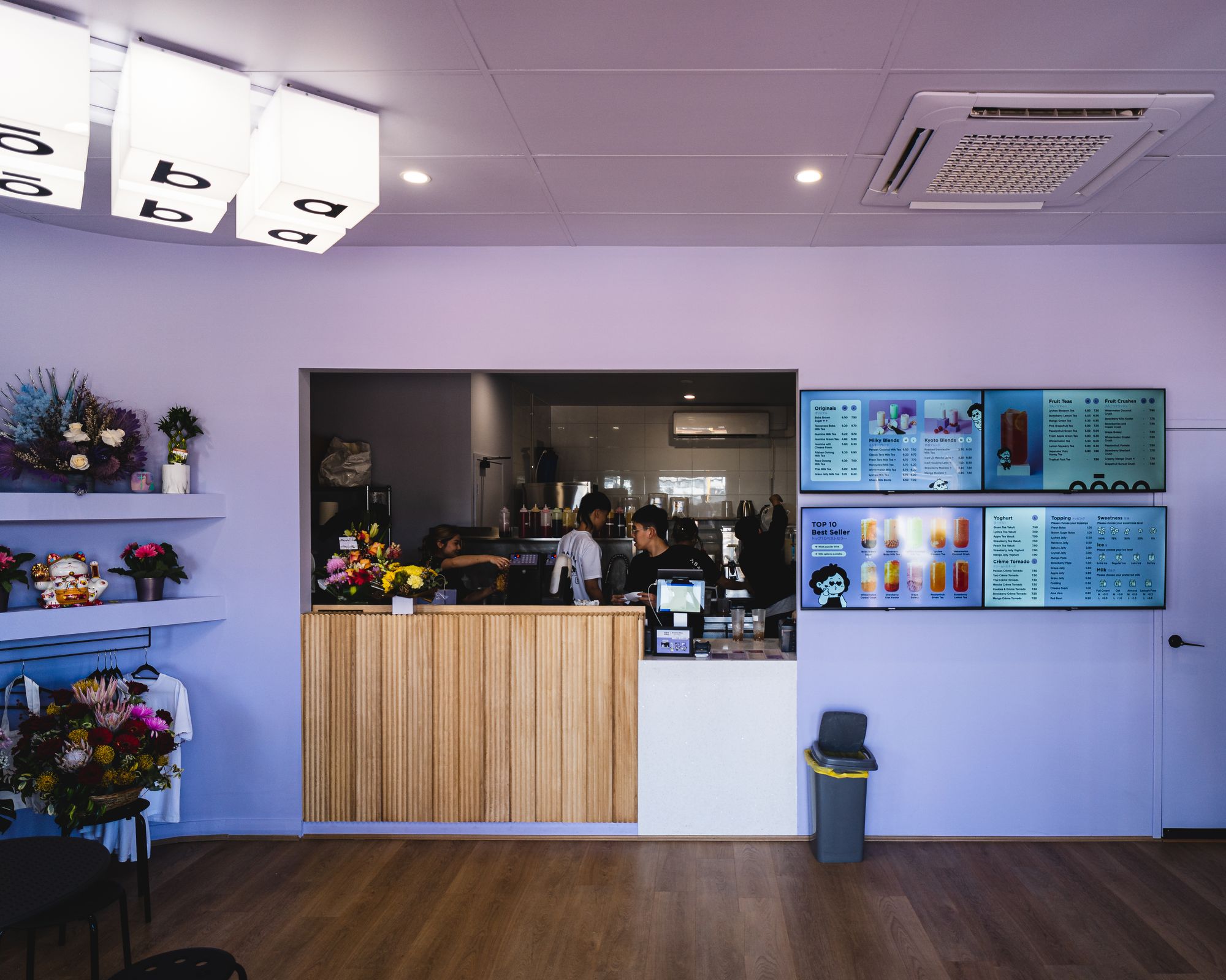 Bobaboba Belmont interior showing lots of flowers and the order counter