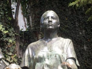 La Malinche, detail from the Monumento al Mestizaje by Julian Martinez and M. Maldonado (1982). The monument is of Hernan Cortes, La Malinche, and their son, Martin Cortes. The monument was originally located in the Center of Coyoacan, Mexico City but was moved to Jardin Xicotencatl. Photo by Javier Delgado Rosas, 2009.