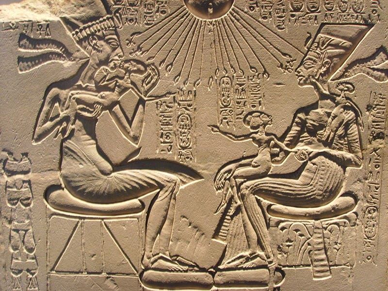 He Erased the Gods for the Sun — Akhenaten, the Sun Tarot, and a Young Pharaoh’s Curse