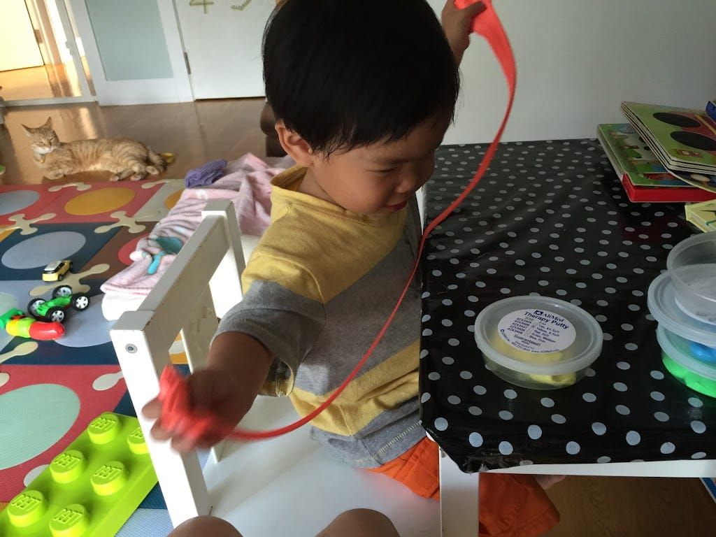 2Y Fun with the therapy putty 舒壓黏土