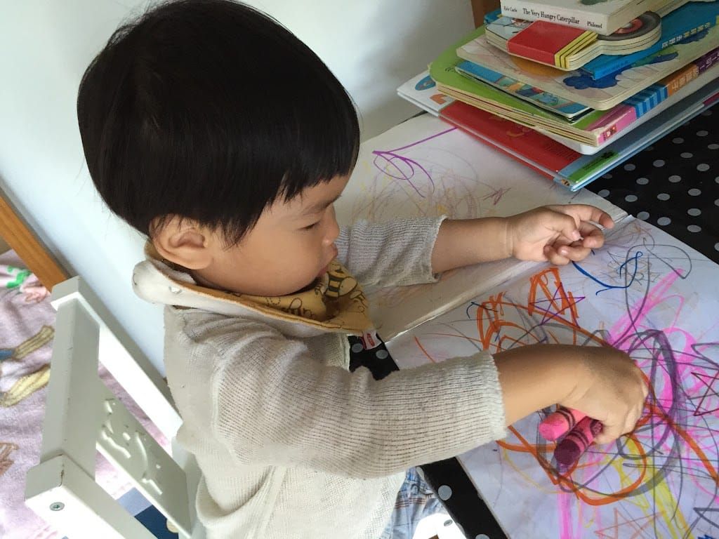 2Ys Signing his name 簽名