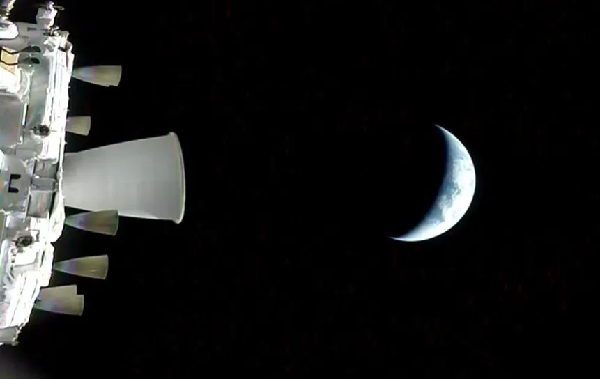 La nave Orion sale de la órbita terrestre y se dirige al lado oscuro de la Luna