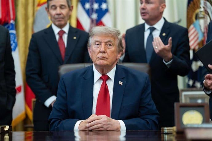 Trump elimina peaje  del 20% por cruzar Ormuz a cambio de inversiones en EU de los países del Golfo