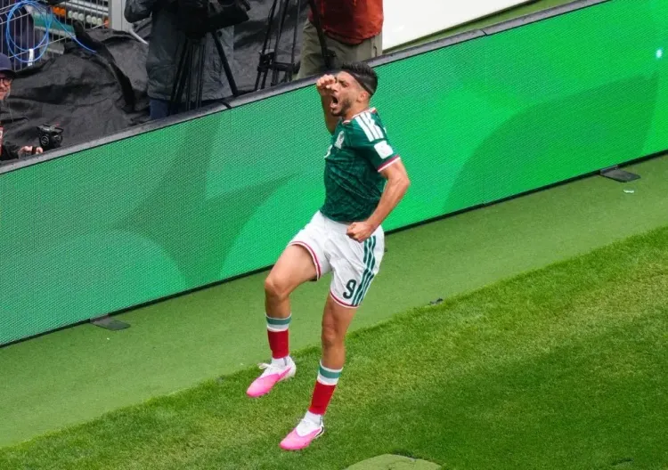 México gana México a Sudáfrica; es la primera vez que triunfa en un partido inicial