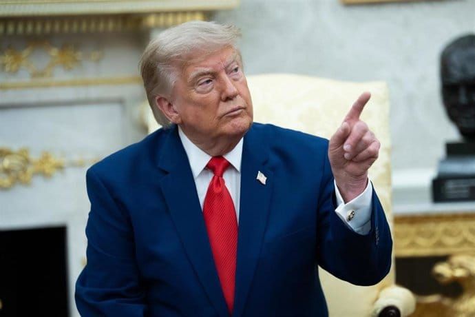 Trump amenaza con "destruir un puente o una central eléctrica" en Irán por cada buque que sea atacado en Ormuz