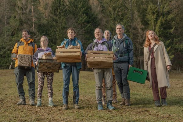 „Nix ist fix“: Hütten-Urlaub mutiert zum Albtraum: ZDF zeigt neue stargespickte Komödie