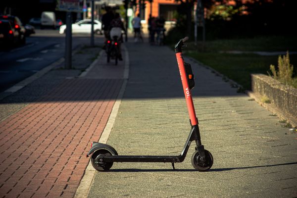 Griechenland zieht die Notbremse: E-Scooter erst ab 17 Jahren und strenge Helmpflicht