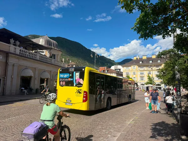 Mehr Barrierefreiheit im Herzen von Bozen: Neue Haltestelle am Waltherplatz startet am 21. Juni
