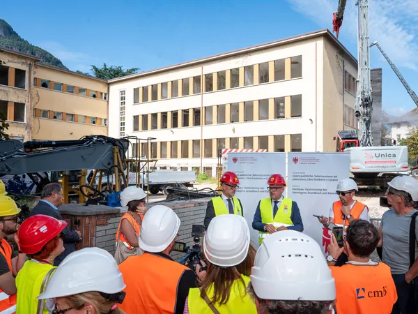 Neues Zentrum für Bibliotheken in Bozen: Abbrucharbeiten am Longon-Gebäude gestartet