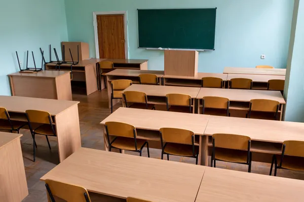 Bluttat im Klassenzimmer: 13-Jähriger greift Lehrerin mit Messer an – live auf Telegram übertragen?