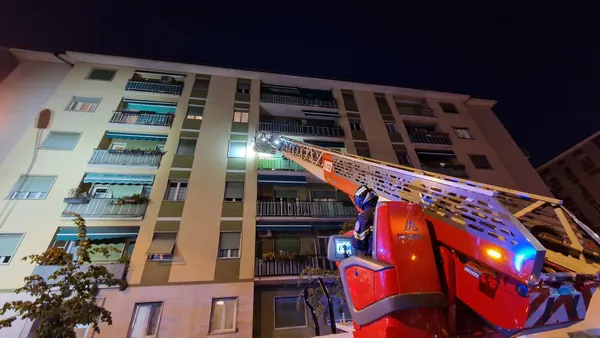 Nächtlicher Brand in der Palermostraße: Berufsfeuerwehr rettet Bewohner über Drehleiter