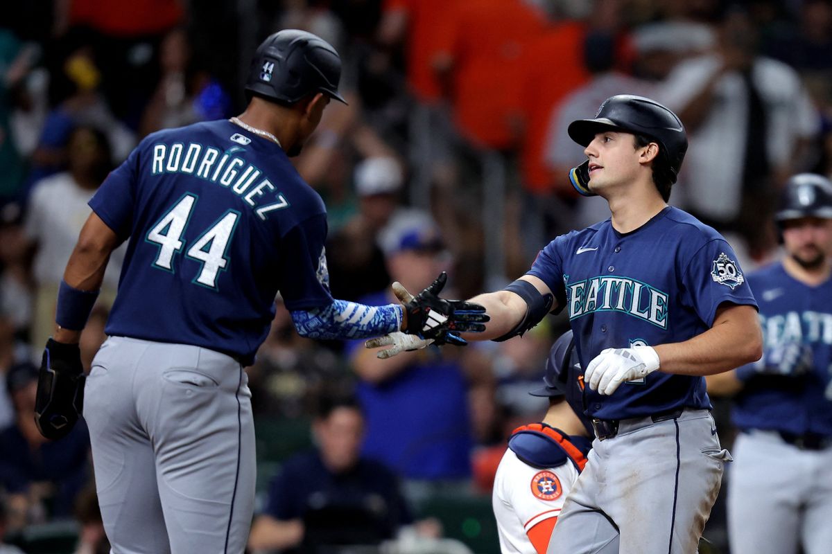 Mariners Strike Back vs. Astros, Remain Barely Breathing in AL Playoff Chase