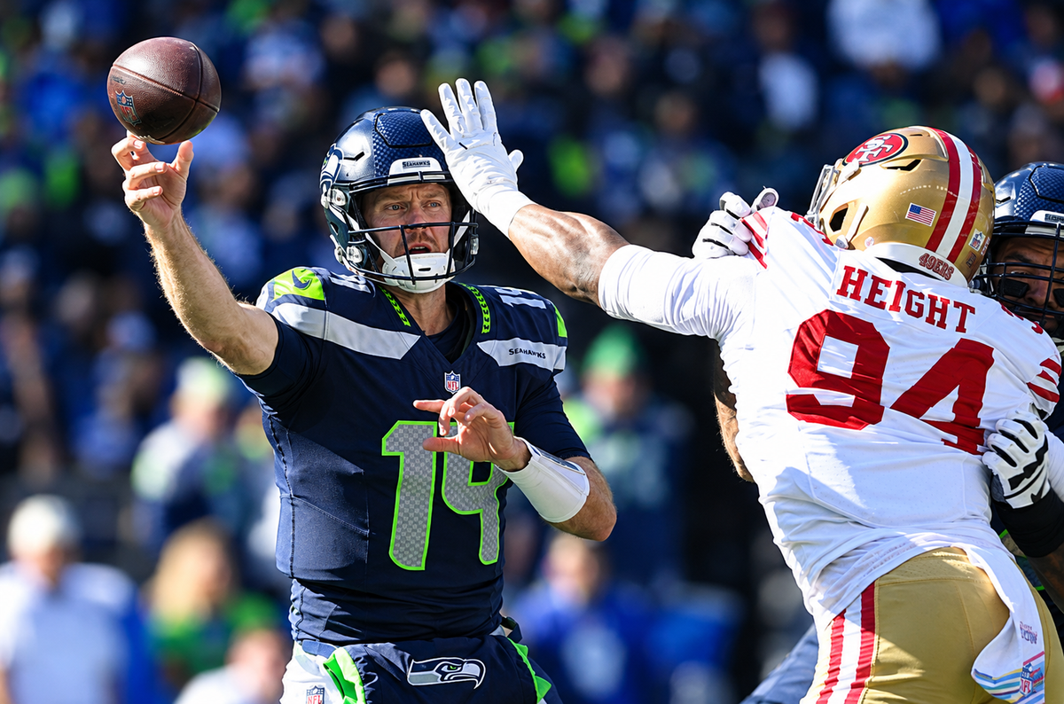 'Complementary' Football Continues to Evade Seahawks in Sloppy 32-29 Loss to Niners