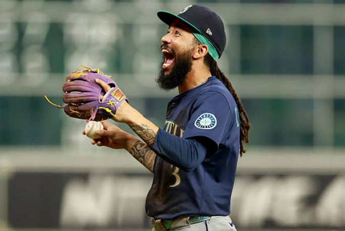 Robles Sinks Double Play Dagger in Game Two, Mariners Hold 6-4 Win