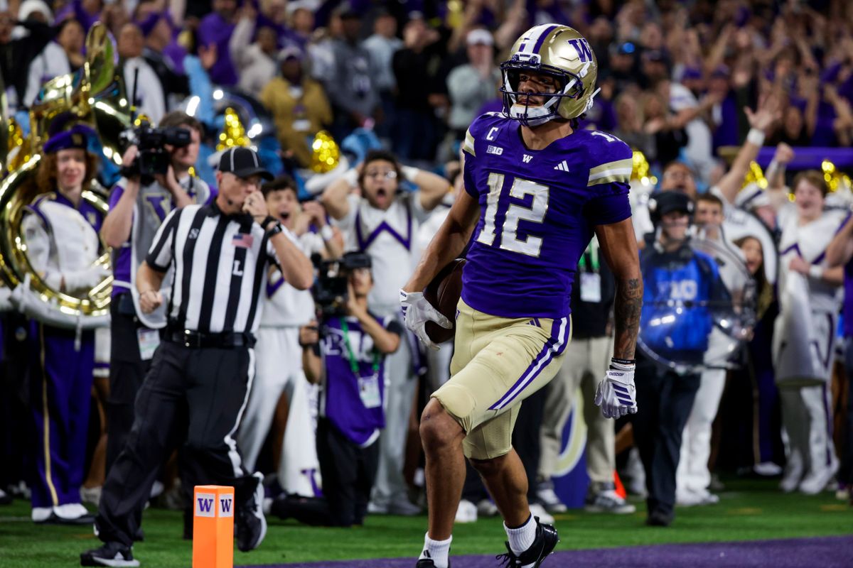 WATCH: Huskies Finish Strong, Land Convincing 42-25 Win vs. No. 23 Fighting Illini