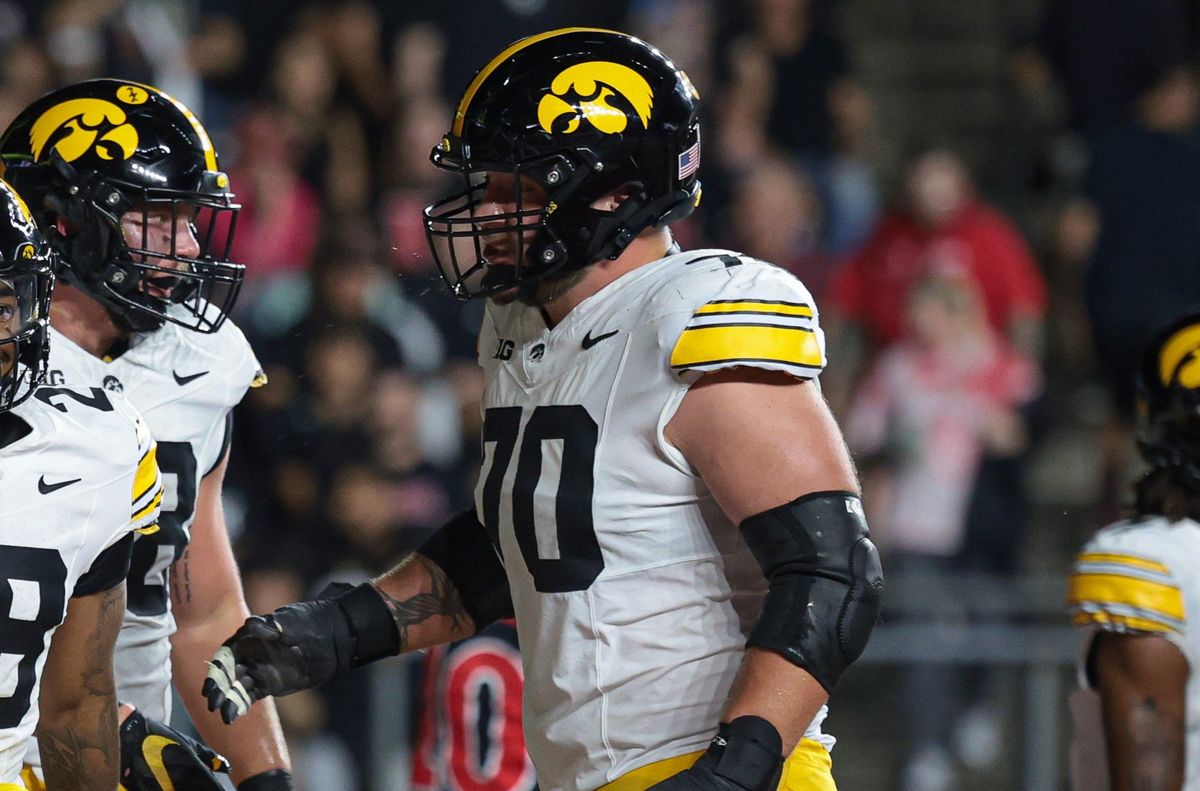 Seahawks Trade Up to Pick No. 148, Draft Iowa G Beau Stephens