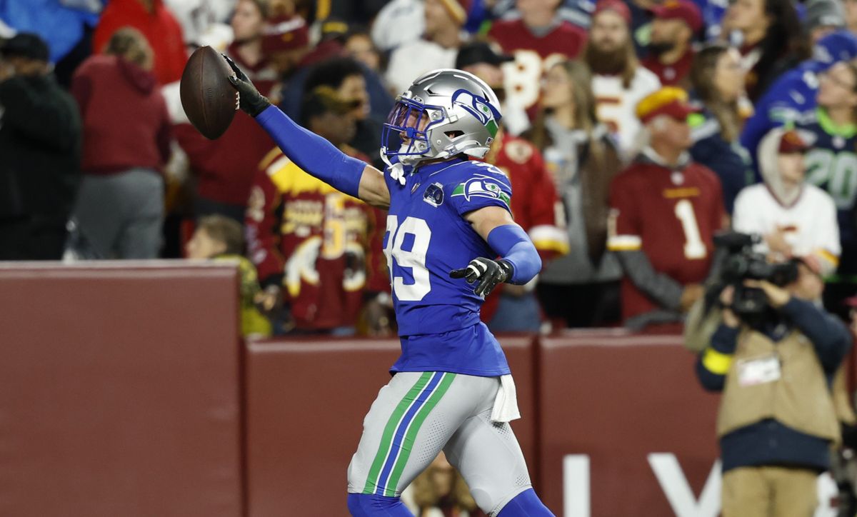 Unsung Heroes Thrive as Seahawks Throttle Commanders in Primetime Thrashing
