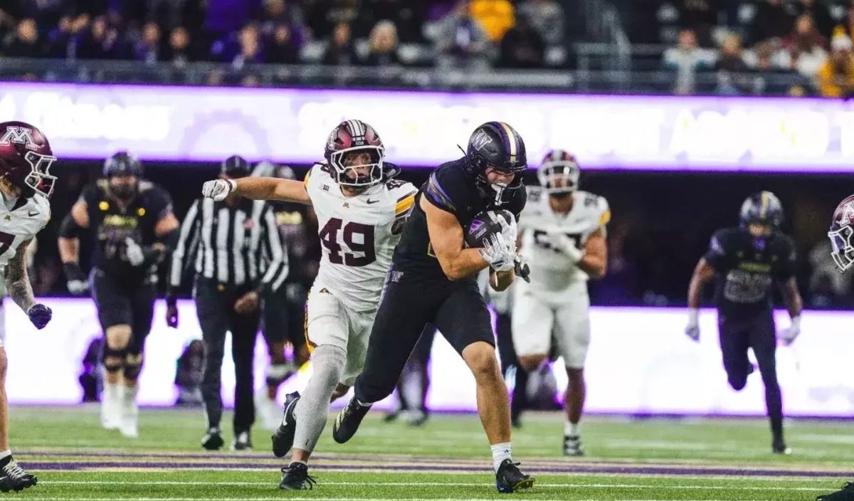 Minnesota Stuns Huskies at Home in Conference Opener
