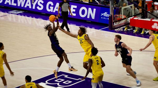No. 4 Michigan Holds Off the Slow-Starting Washington Huskies, 82-72