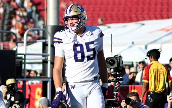 Washington Lets Late Lead Slip Away in 25-21 Loss to USC