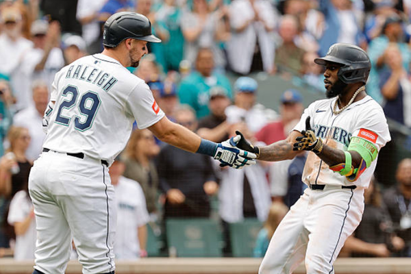 Rangers Outlast Mariners 6-4 in 11-Inning Battle