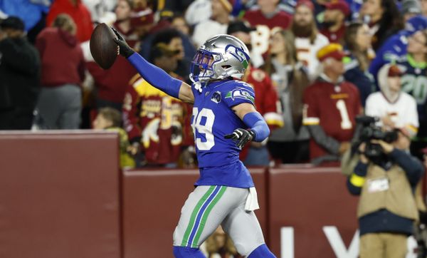 Unsung Heroes Thrive as Seahawks Throttle Commanders in Primetime Thrashing
