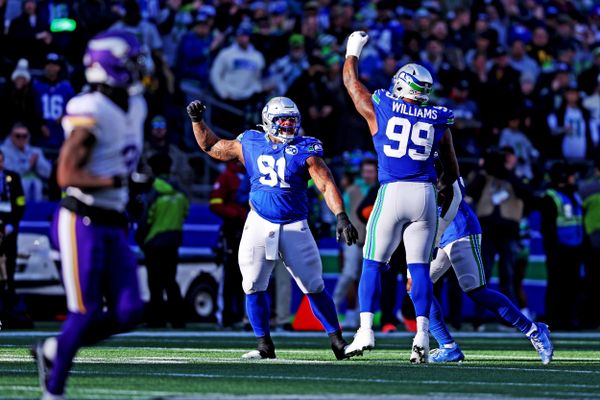 Halftime Observations: Opportunistic Defense Leads Seahawks to 13-0 Lead vs. Vikings