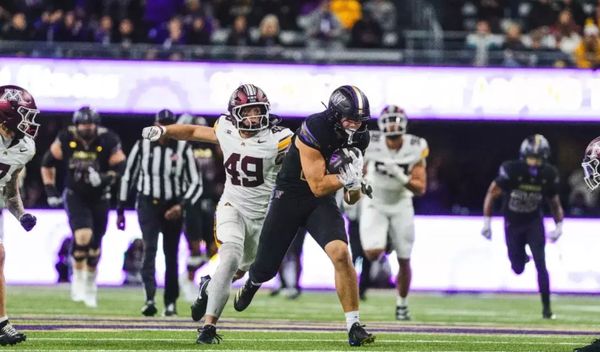 Minnesota Stuns Huskies at Home in Conference Opener
