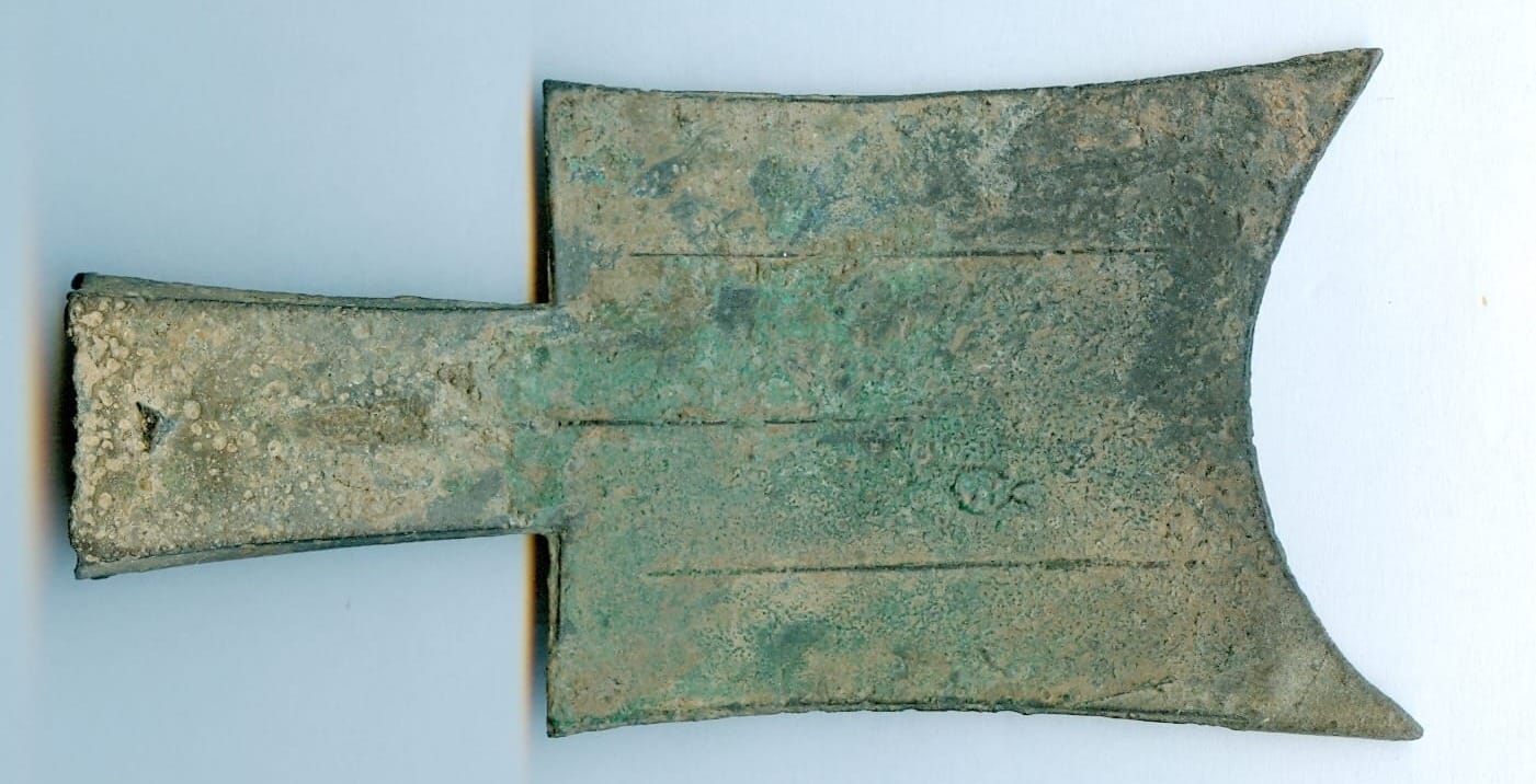 Square shoulder spade coin from the State of Zhou. c. 650–400 BC