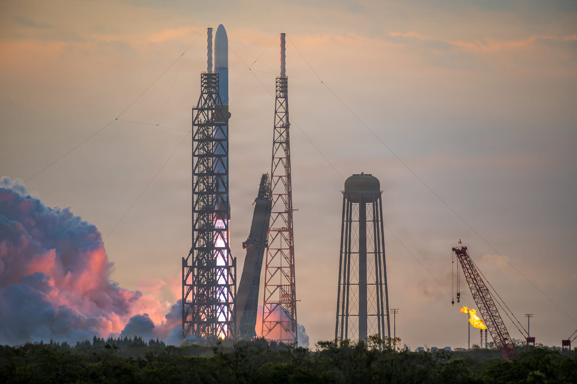 A New Glenn rocket carrying the BlueBird at the landing pad