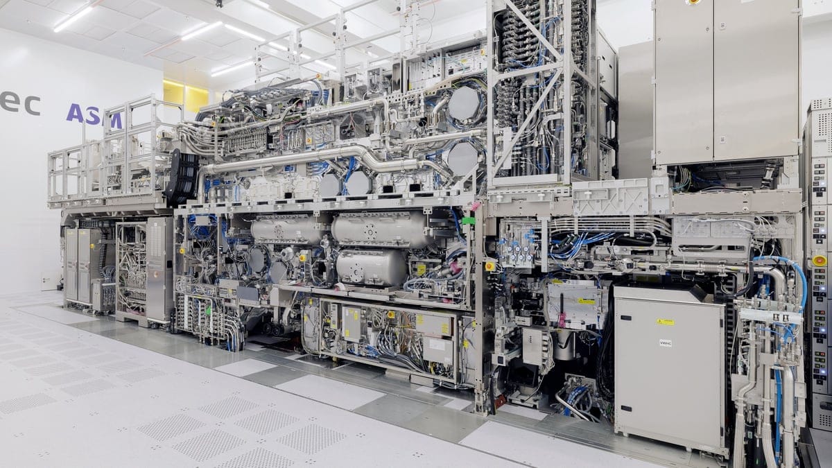An open, fully assembled TWINSCAN EXE:5000