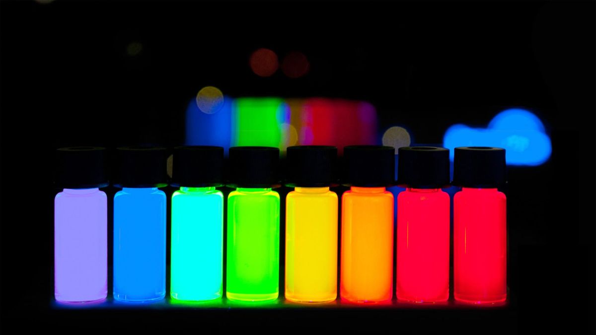 Quantum dots with gradually stepping emission from violet to deep red
