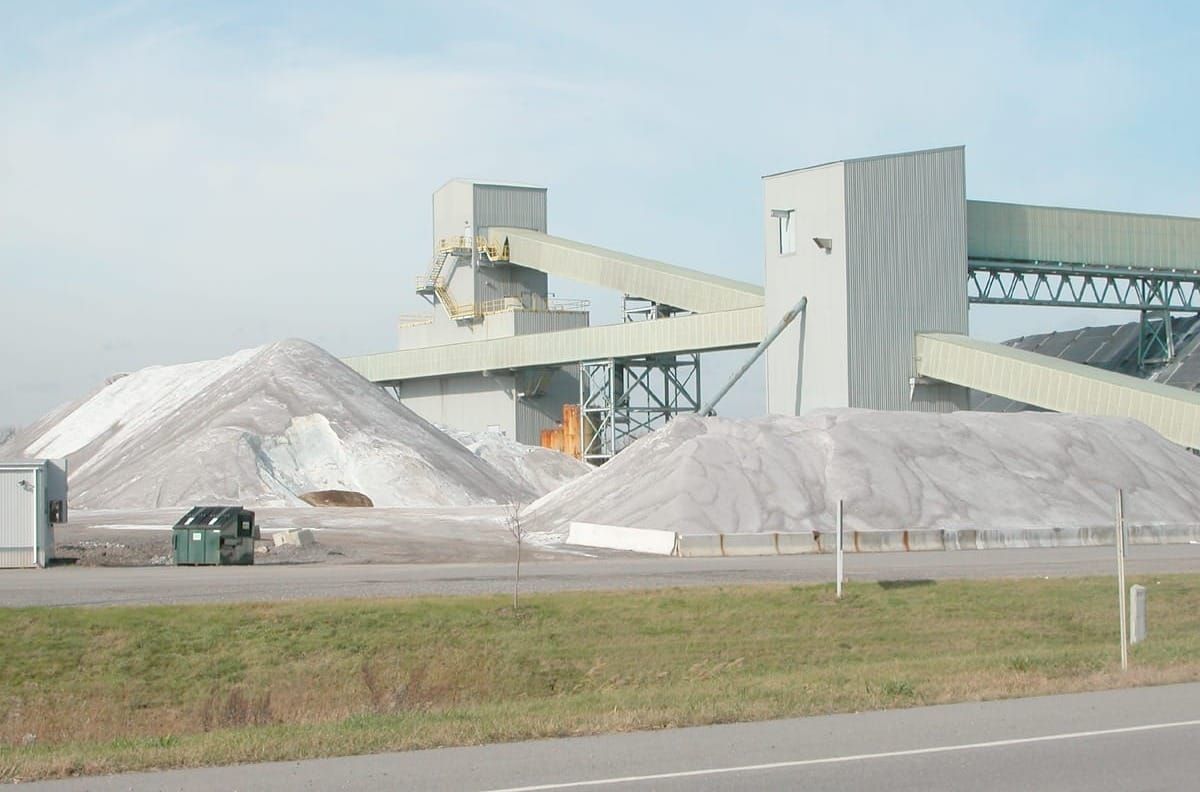 How to Obtain Salt and Potassium Off-Grid: Methods, Yields, and Practical Constraints