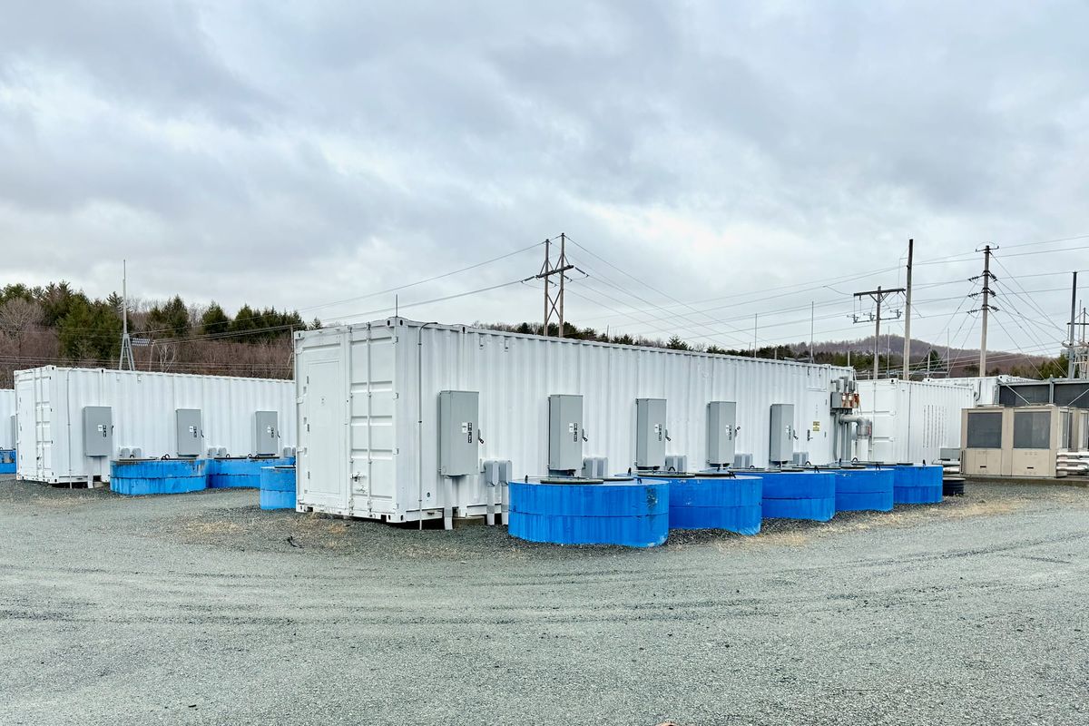 Beacon Power 20 MW flywheel energy storage plant in New York - Photo by Z22 - CC BY-SA 4.0