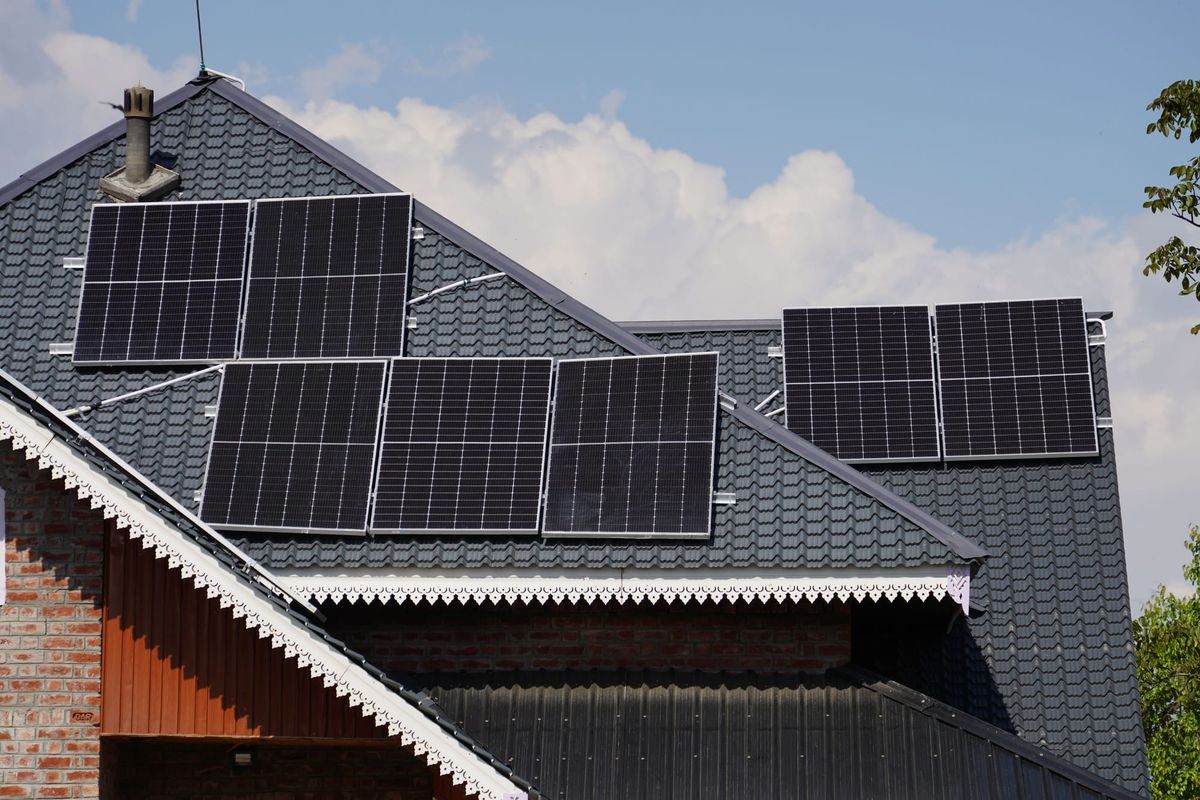 Off-Grid Solar Homesteading Costs in 2026: System Economics, Battery Chemistry, and Risk Across 3, 6, and 12-Person Households