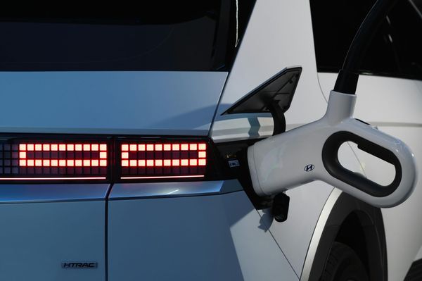 Charging Hyundai Ioniq 5 - Photo by Hyundai