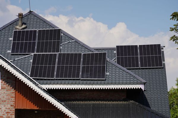 Off-Grid Solar Homesteading Costs in 2026: System Economics, Battery Chemistry, and Risk Across 3, 6, and 12-Person Households
